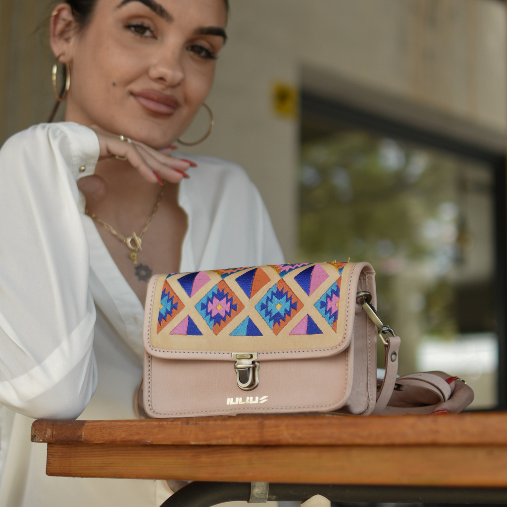 Cartera Artesanal de Cuero IULIUS – Bordado y Formato Compacto